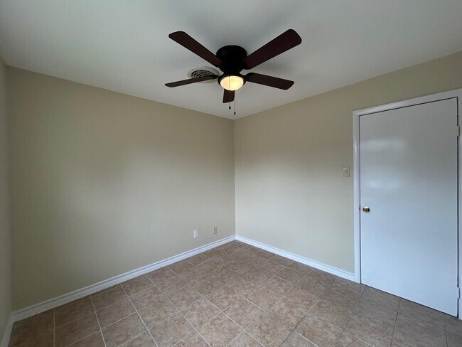 Building Photo - 1006 Laurel Dr