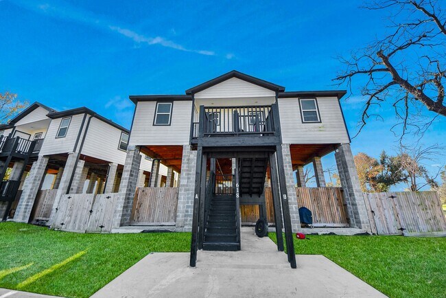 Building Photo - 618 Maple Way