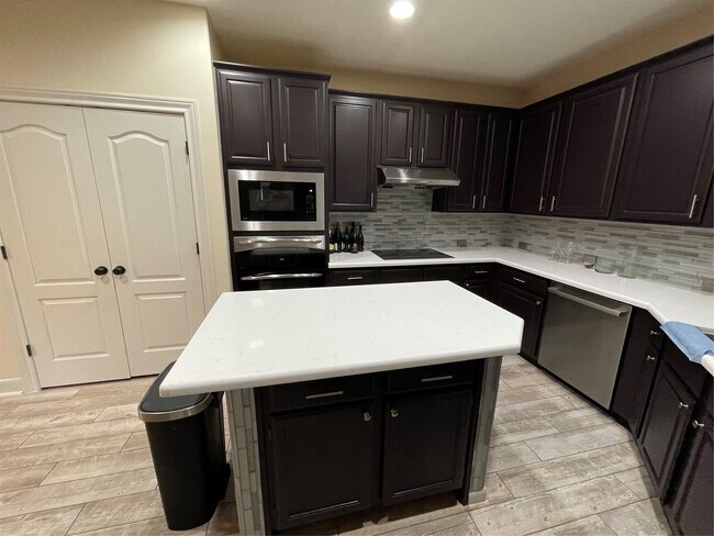 Building Photo - 1759 Lakeside Enclave Dr