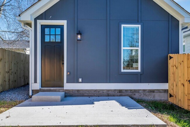 Building Photo - 307 Kate St