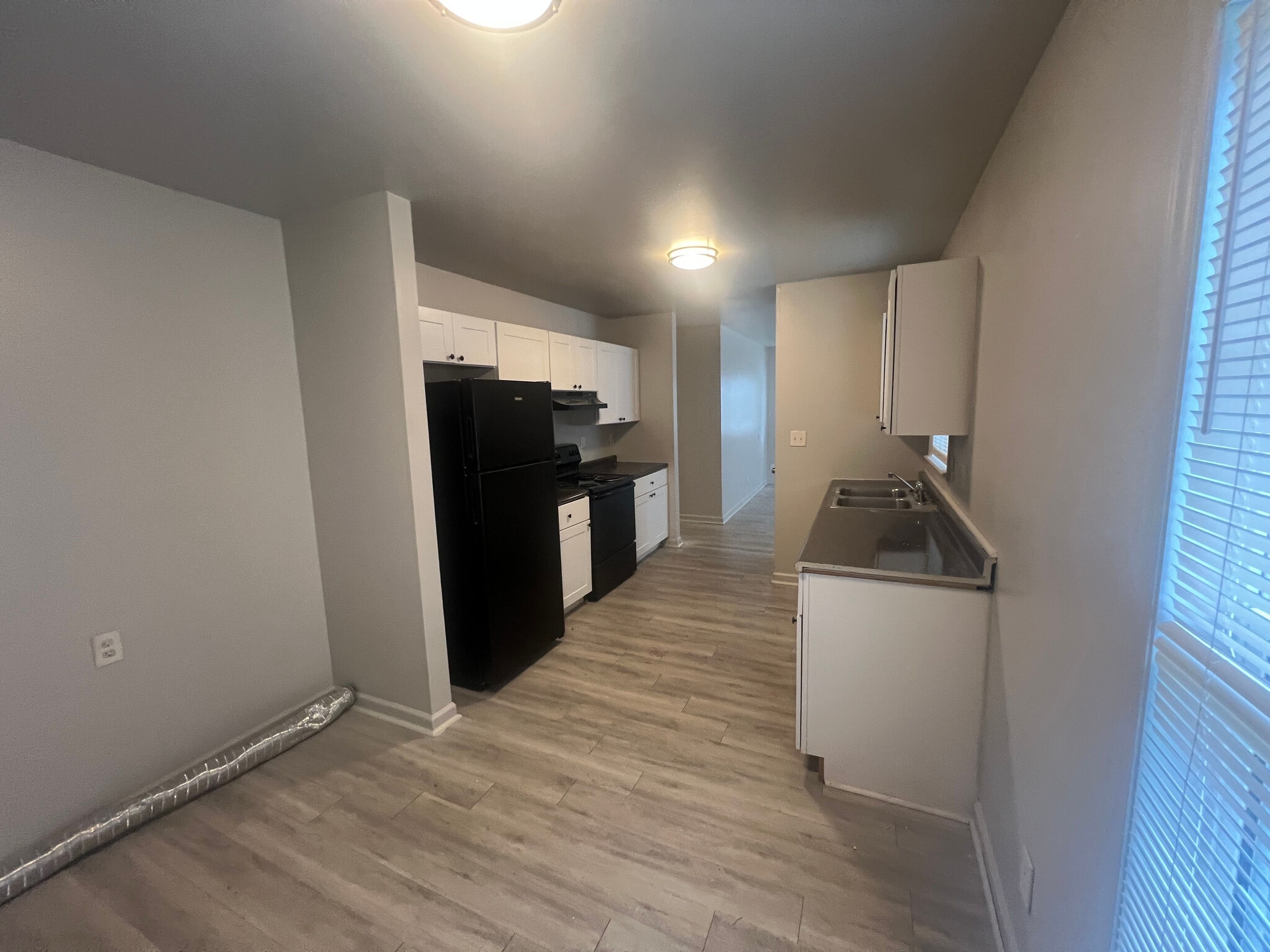 Building Photo - Room in Duplex on Beck St