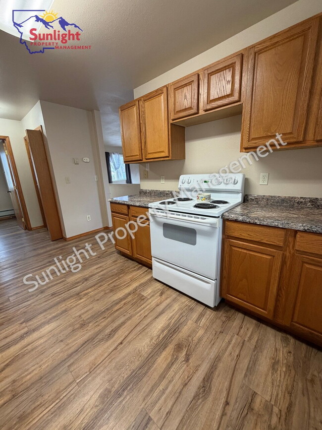 Building Photo - Spacious 3 Bed / 1.5 Bath Home with Garage & Off-Street Parking