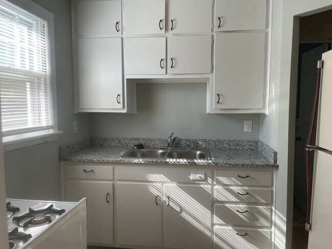 Building Photo - 100 E Stewart Rd