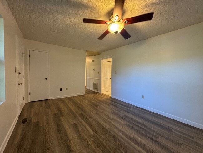 Building Photo - Black Mountain - Newly Renovated 3 Bedroom