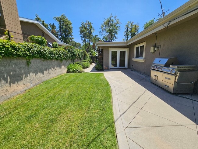 Building Photo - Exceptional Single-Story Home in Prime Upl...