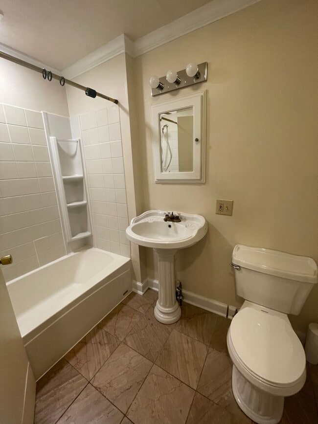 Building Photo - 4 Bedroom Single family Home