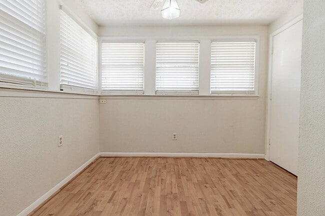 Building Photo - 837 Peddie St