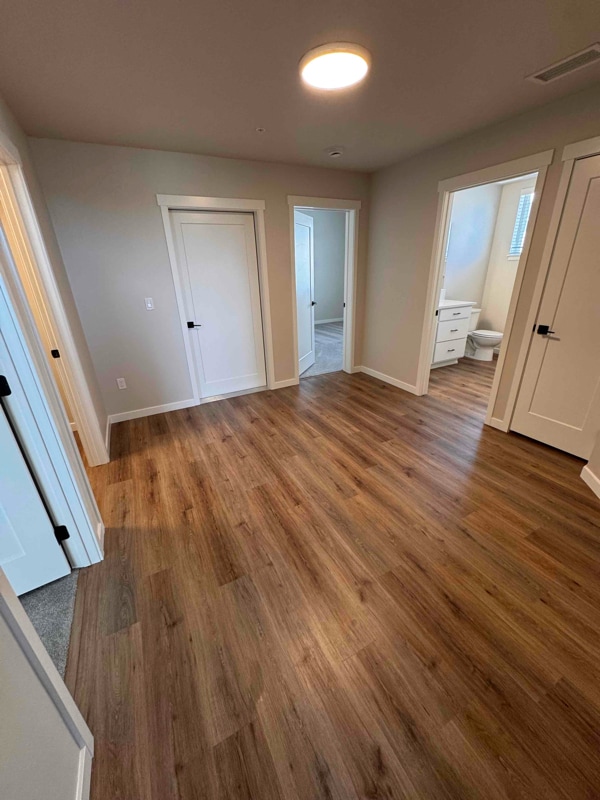 Building Photo - 966 E RR Ave