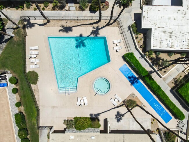 Building Photo - 215 Desert Lakes Dr