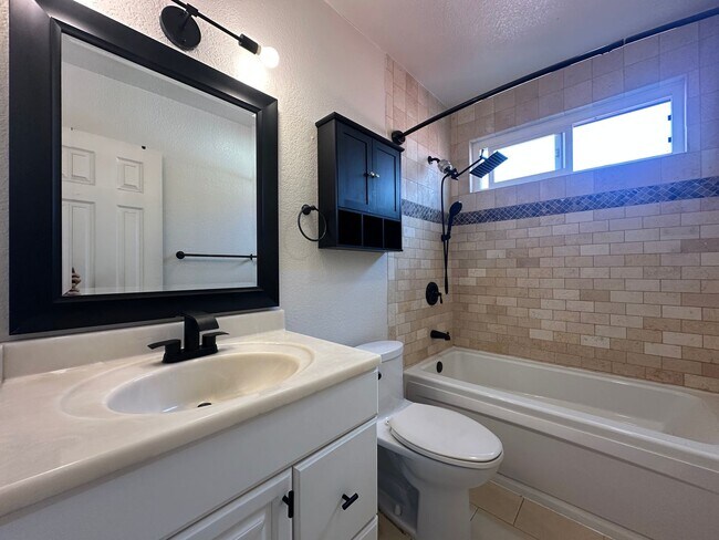 Building Photo - Beautiful 2B 1BA Condo w/ Reserved Parking...