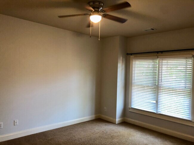 Building Photo - 1043 Antioch Dr NE