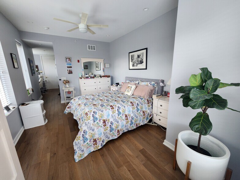 Huge primary bedroom upstairs - 1500 N American St