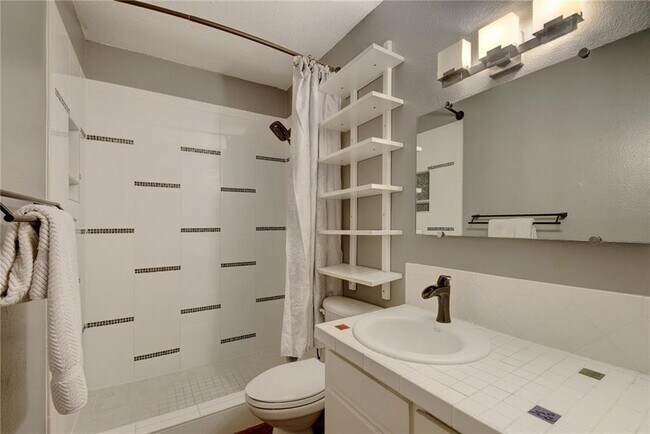 Building Photo - 2302 East Side Dr
