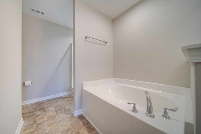 Building Photo - 226 Saxony Way