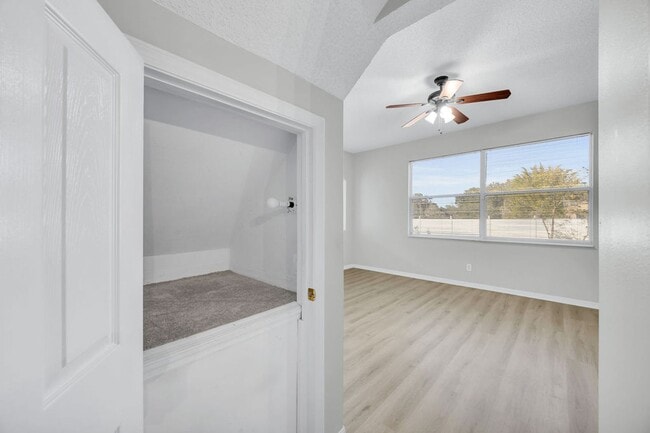 Building Photo - Nice 3/2.5 Home in East Orlando with 2-Car Garage