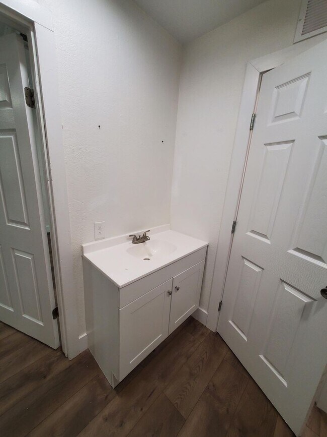 Building Photo - Free standing home just 2 blocks from Central and Mclean