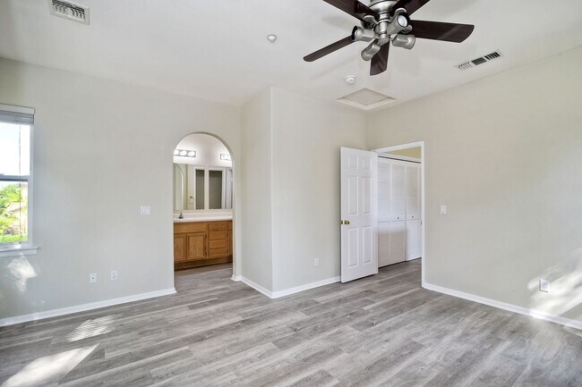 Building Photo - Immaculate Town Home in the Valencia Commu...