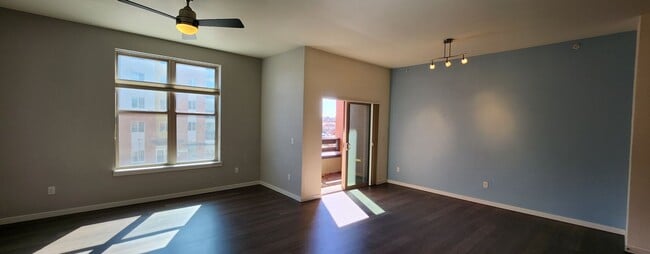Building Photo - Modern 2 Bed/2 Bath Condo in Vibrant Fort ...