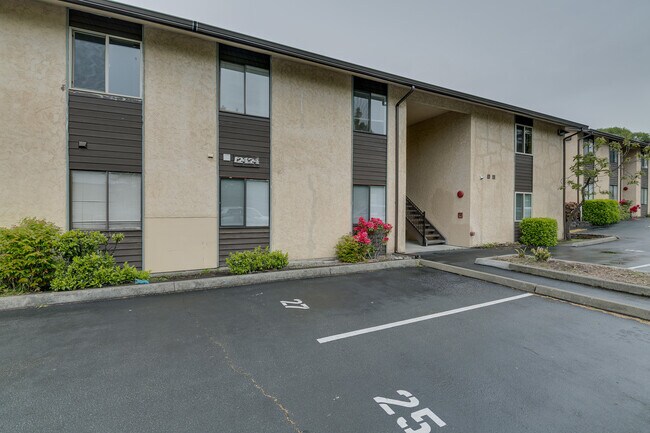 Building Photo - Roomy Remodeled  Kirkland Condo