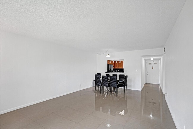 Building Photo - 5140 SW 40th Ave