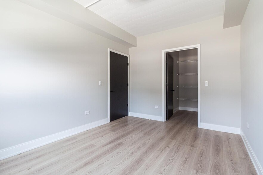 Building Photo - 941 W Belmont Ave