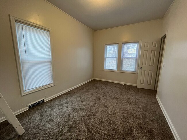 Building Photo - Cute 2 Bedroom Cottage!