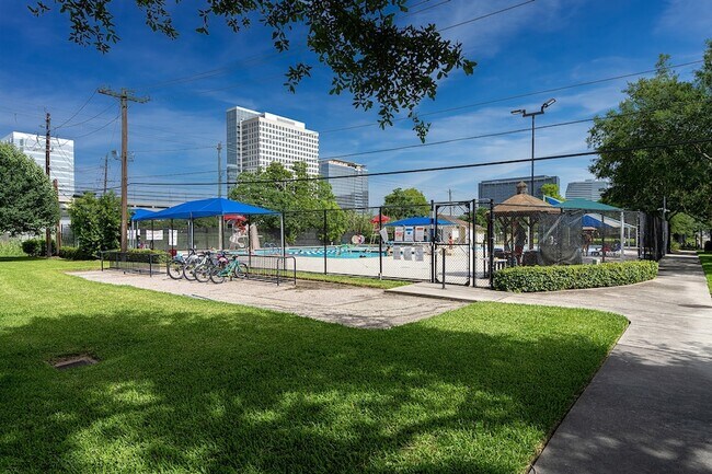 Building Photo - 10631 Del Monte Dr