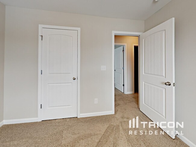 Building Photo - 317 Parkview Pl Dr