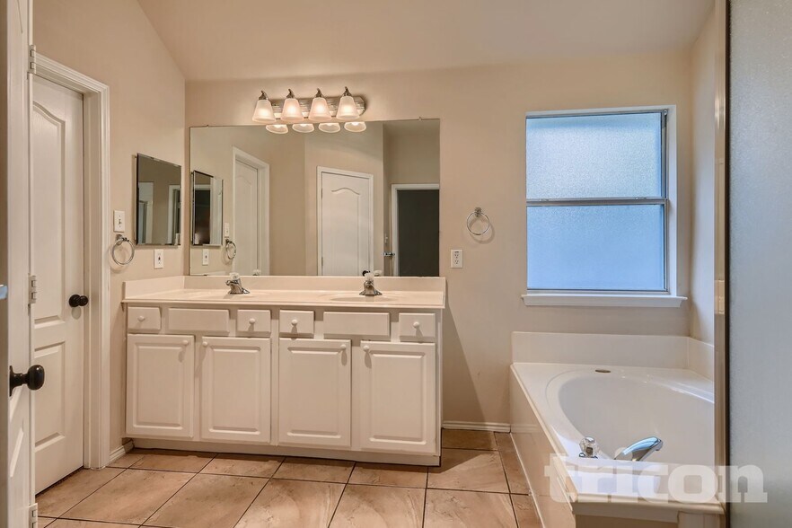 Building Photo - 2217 Forest Park Cir