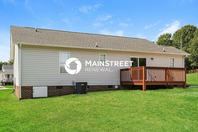 Building Photo - 3 Bedroom Pet-Friendly Home in THOMASVILLE, NC with Main Street Renewal