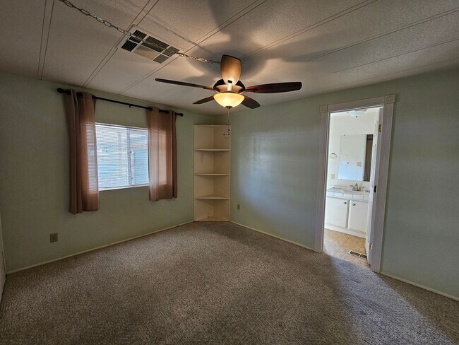 Building Photo - 2 bed/2 bath Manufactured Home in Desirabl...