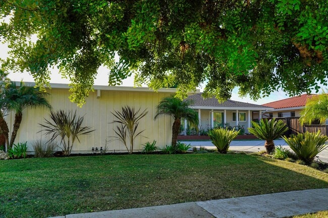 Building Photo - !! DESIRABLE 3 BEDROOM 3 BATHROOM LOCATED IN BEAUTIFUL RANCHO PALOS VERDES !!