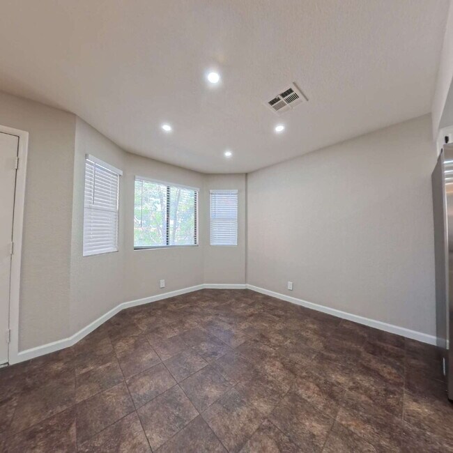 Building Photo - Stunning 2-Bedroom Condo 2nd Floor at The Lakes!