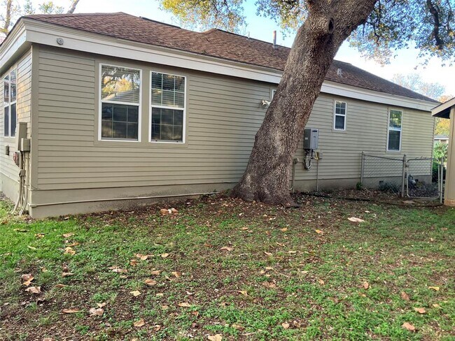 Building Photo - 1921 W 39th St