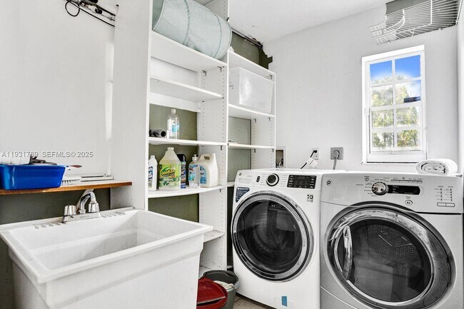 Building Photo - 6871 SW 50th Terrace