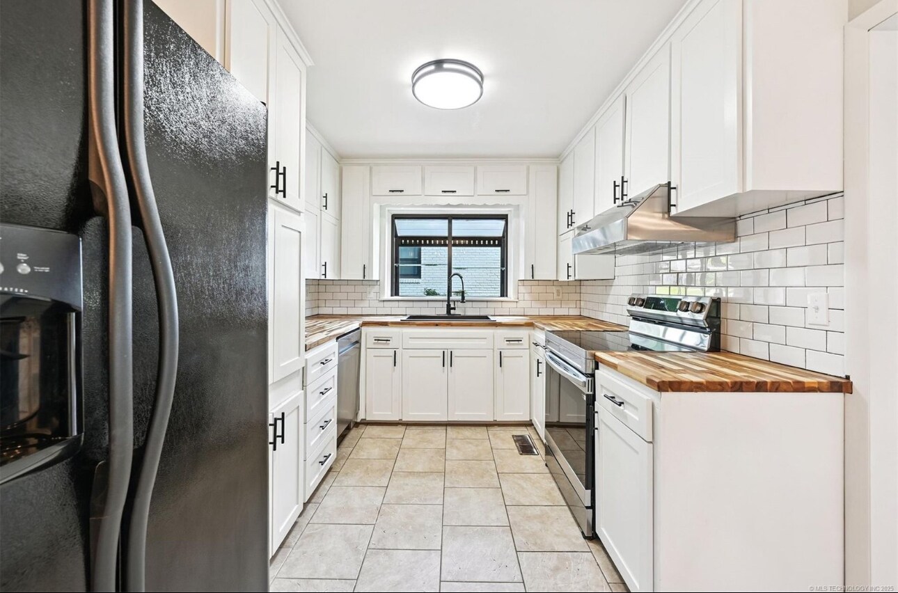 Building Photo - 4643 E 59th St