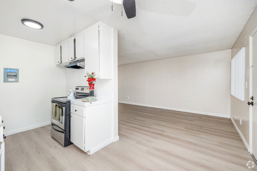 1BR, 1BA - 640SF - Kitchen - Ocean Breeze Apartments