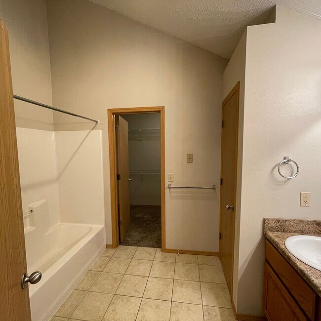 Building Photo - Beautiful 4 bedroom 3 full bathroom Townhome available Now!