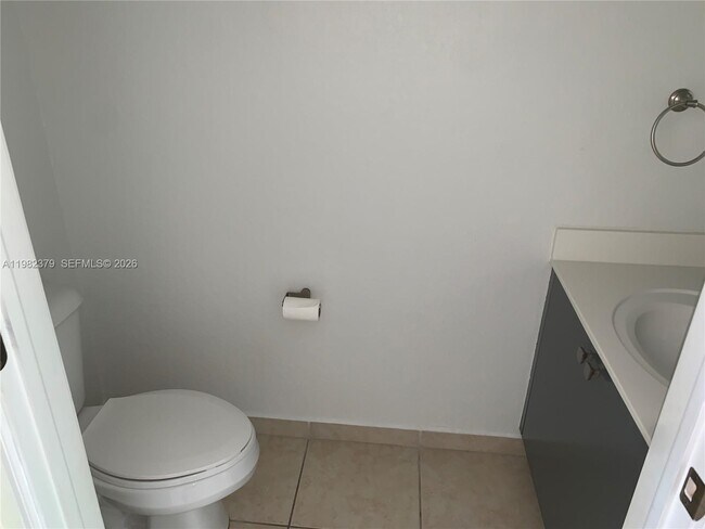 Building Photo - 3001 SE 17th Ave