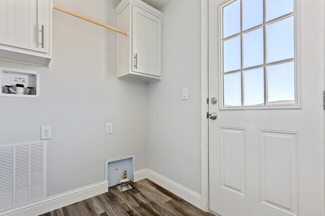 Building Photo - 60661 Chalet Dr