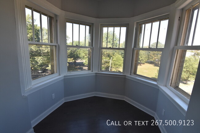 Building Photo - Lovely top floor 1BR unit with the vie of ...