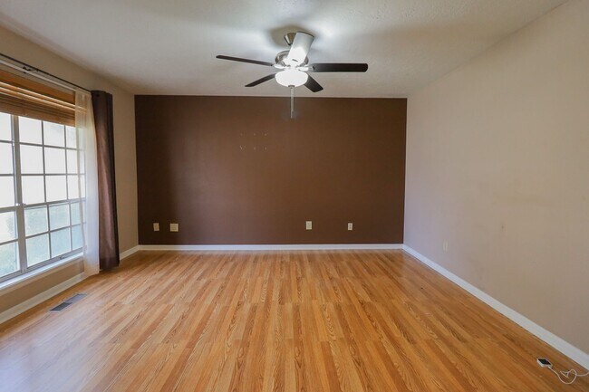 Building Photo - 2 Bed | 3 Bath with In-Ground Pool in Cent...