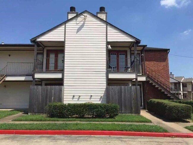 Building Photo - 2 BR 1 BA Condo - Downstairs