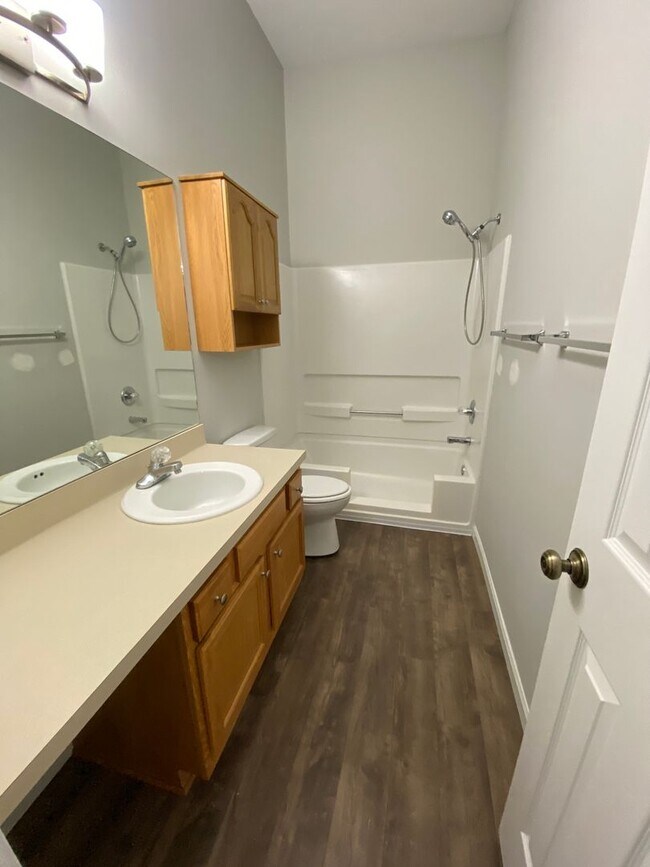 Building Photo - Great Location! 2 Bed 2 Bath 2 car garage.