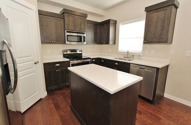 Building Photo - Immaculate Townhouse w/2 Car-Garage