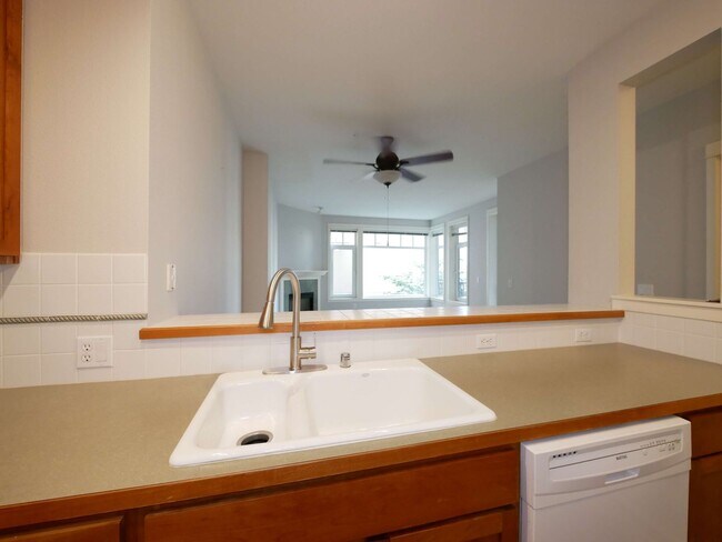 Building Photo - 1Bed 1Bath DT Kirkland Condo Available for Rent!