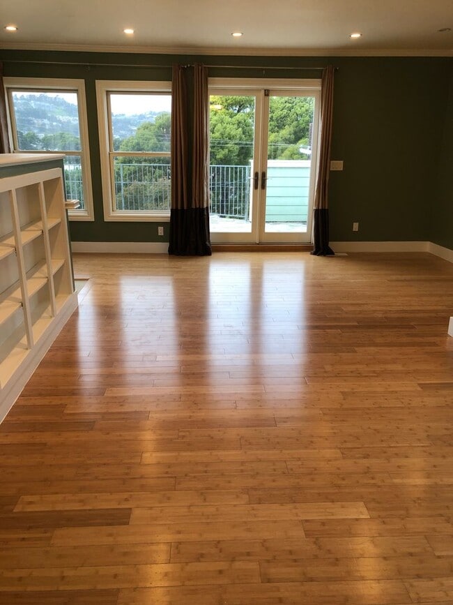 Building Photo - COMING SOON!  Beautiful 3 br/2ba -2  Levels, Private Deck, Panoramic Views, Garage Parking, Washe...