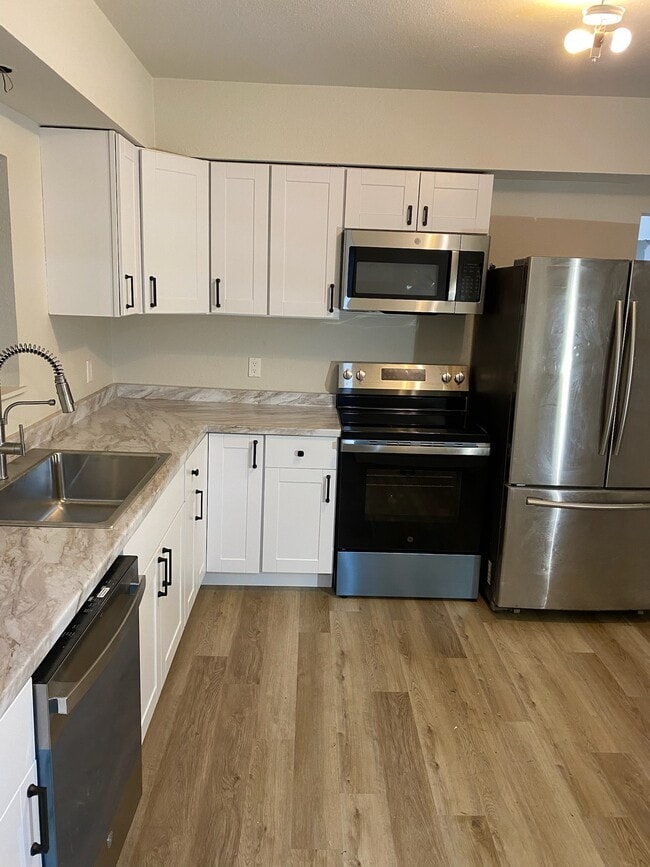 Building Photo - 902 Main St