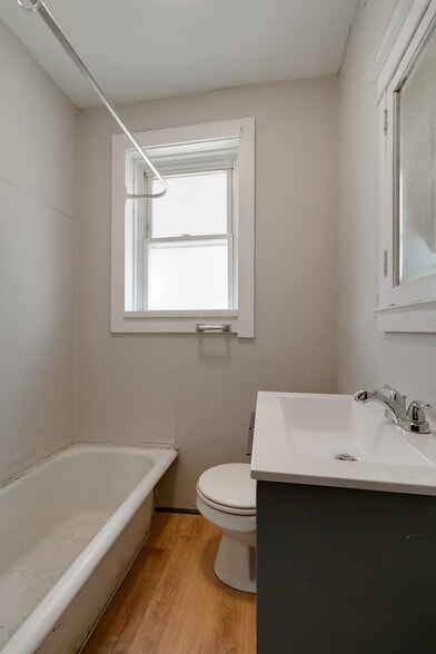 Building Photo - 4918 Winona Ave