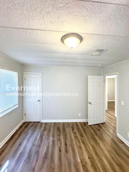 Building Photo - 525 Landers St